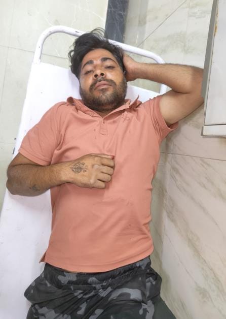 मुठभेड़ में घायल आरोपी को ले जाती पुलिस, अस्पताल में भर्ती घायल आरोपी व मौके पर छानबीन करती पुल मुठभेड़ में घायल आरोपी को ले जाती पुलिस, अस्पताल में भर्ती घायल आरोपी व मौके पर छानबीन करती पुल