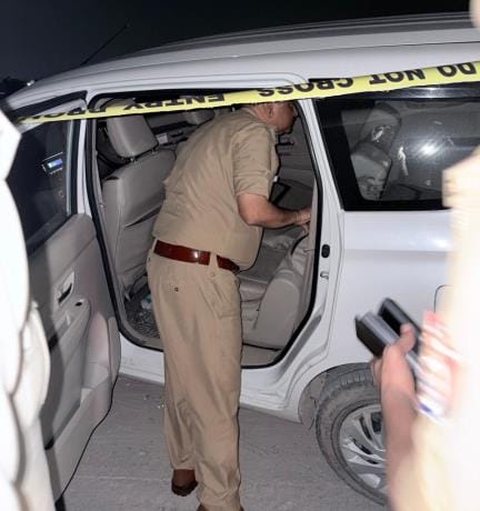 मुठभेड़ में घायल आरोपी को ले जाती पुलिस, अस्पताल में भर्ती घायल आरोपी व मौके पर छानबीन करती पुल मुठभेड़ में घायल आरोपी को ले जाती पुलिस, अस्पताल में भर्ती घायल आरोपी व मौके पर छानबीन करती पुल
