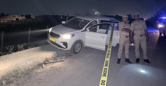 मुठभेड़ में घायल आरोपी को ले जाती पुलिस, अस्पताल में भर्ती घायल आरोपी व मौके पर छानबीन करती पुल मुठभेड़ में घायल आरोपी को ले जाती पुलिस, अस्पताल में भर्ती घायल आरोपी व मौके पर छानबीन करती पुल