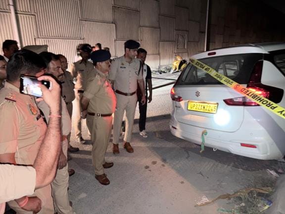 मुठभेड़ में घायल आरोपी को ले जाती पुलिस, अस्पताल में भर्ती घायल आरोपी व मौके पर छानबीन करती पुल मुठभेड़ में घायल आरोपी को ले जाती पुलिस, अस्पताल में भर्ती घायल आरोपी व मौके पर छानबीन करती पुल