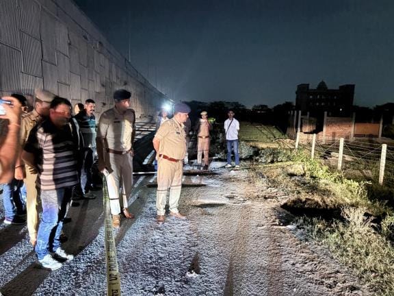 मुठभेड़ में घायल आरोपी को ले जाती पुलिस, अस्पताल में भर्ती घायल आरोपी व मौके पर छानबीन करती पुल मुठभेड़ में घायल आरोपी को ले जाती पुलिस, अस्पताल में भर्ती घायल आरोपी व मौके पर छानबीन करती पुल