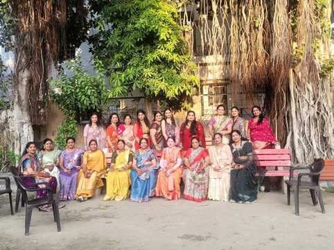 मंदिर में कथा सुनती महिलाएं। संवाद मंदिर में कथा सुनती महिलाएं। संवाद