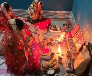 नजीबाबाद के मौहल्ला मुक्तेश्वर में करवा चौथ पर छलनी में चांद देखी महिलाएं। नजीबाबाद के मौहल्ला मुक्तेश्वर में करवा चौथ पर छलनी में चांद देखी महिलाएं।