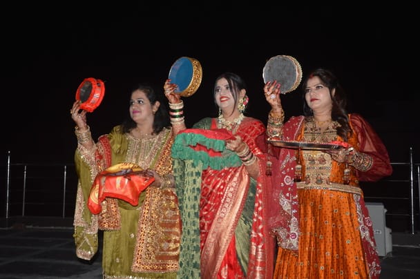 नजीबाबाद के मौहल्ला मुक्तेश्वर में करवा चौथ पर छलनी में चांद देखी महिलाएं। नजीबाबाद के मौहल्ला मुक्तेश्वर में करवा चौथ पर छलनी में चांद देखी महिलाएं।