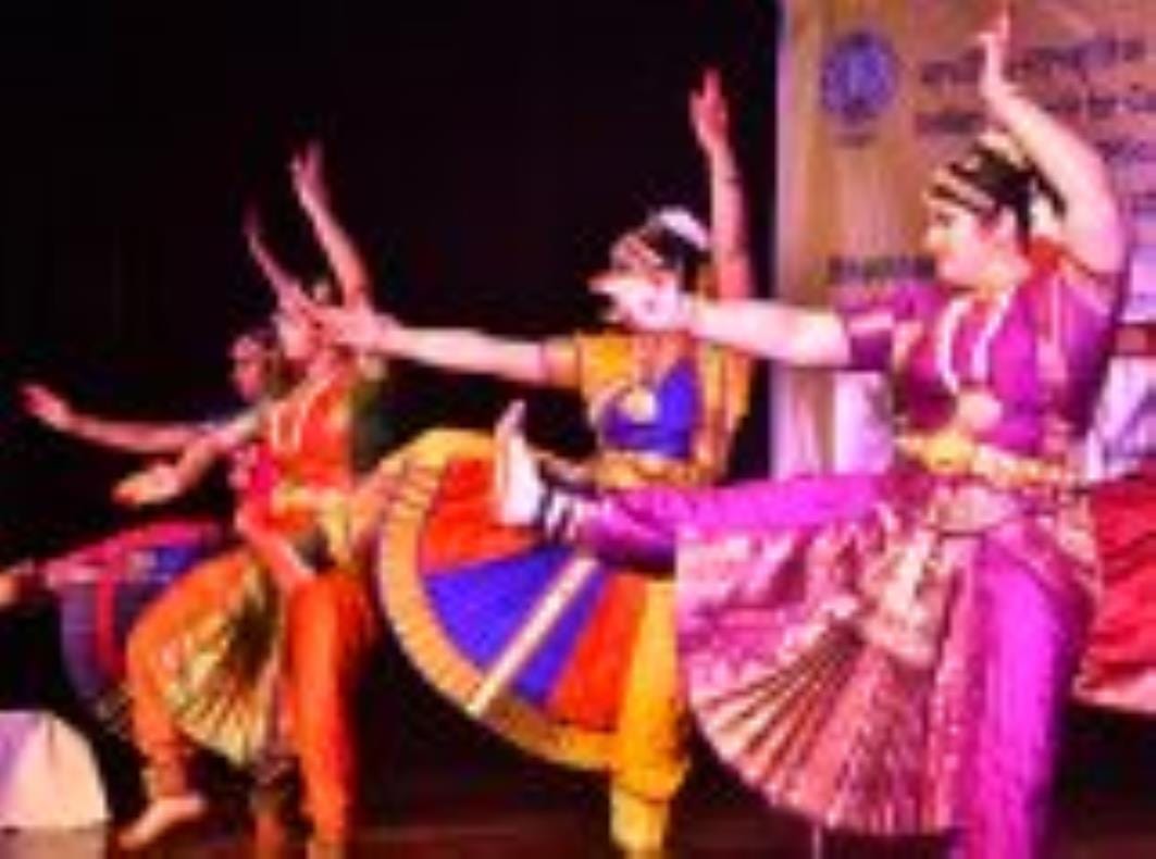 नृत्यांगना ज्योति भट्ट ने भरतनाट्यम की शानदार प्रस्तुति दी। नृत्यांगना ज्योति भट्ट ने भरतनाट्यम की शानदार प्रस्तुति दी।