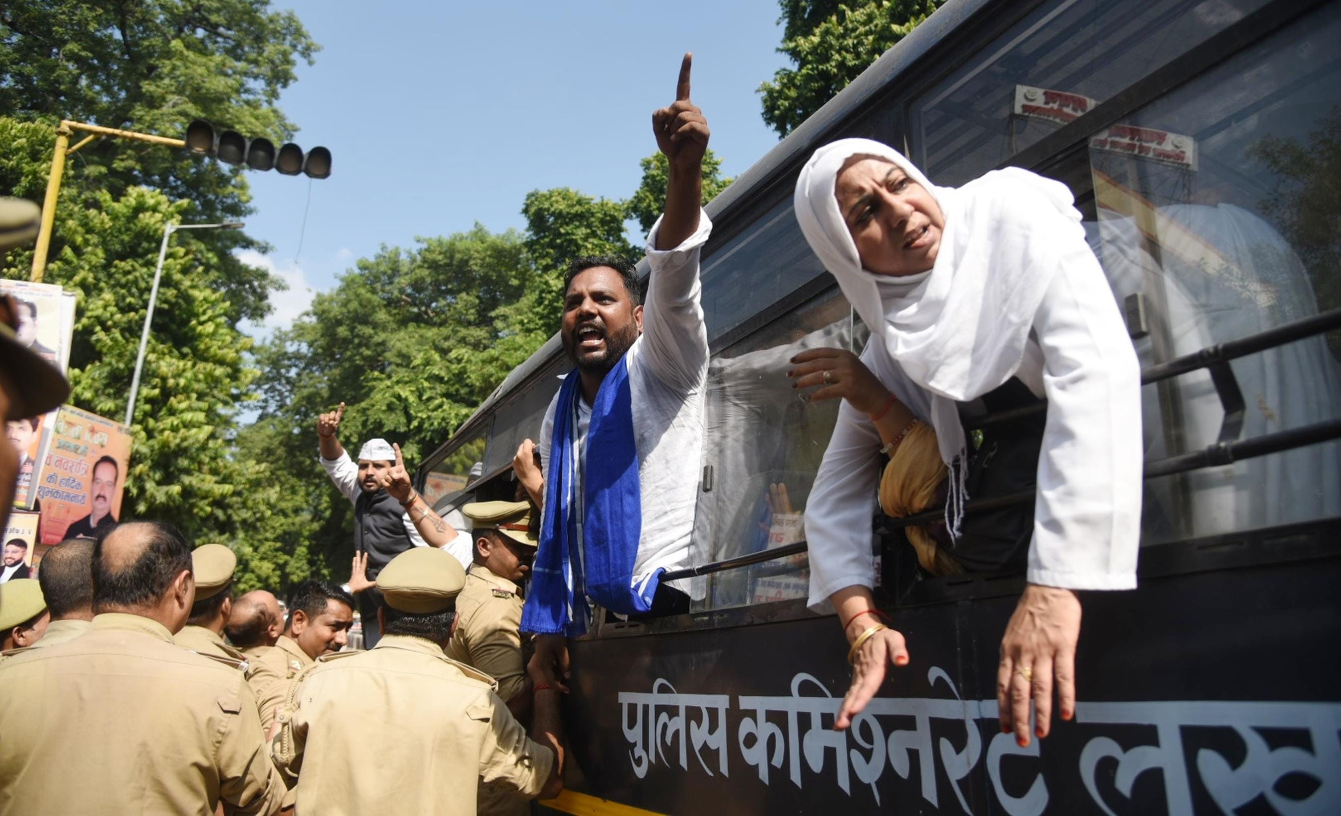 प्रदर्शन करते आम आदमी पार्टी के कार्यकर्ता। प्रदर्शन करते आम आदमी पार्टी के कार्यकर्ता।