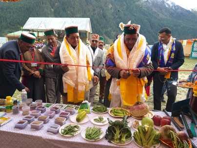 सांगला में टुक्पा महोत्सव के दौरान रंगारंग प्रस्तुतियां देती कलाकार। संवाद