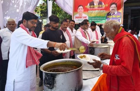सपाइयों ने मुलायम सिंह यादव को दी श्रद्धांजलि।
