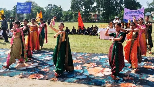 शाहजहांपुर में जनपदीय खेलकूद में आर्य कन्या पाठशाला को ओवरऑल चैंपियन की शील्ड देते अतिथि। सं