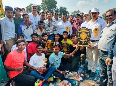 शाहजहांपुर में जनपदीय खेलकूद में आर्य कन्या पाठशाला को ओवरऑल चैंपियन की शील्ड देते अतिथि। सं