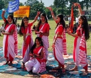 शाहजहांपुर में जनपदीय खेलकूद में आर्य कन्या पाठशाला को ओवरऑल चैंपियन की शील्ड देते अतिथि। सं