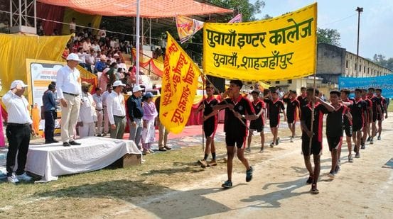 शाहजहांपुर में जनपदीय खेलकूद में आर्य कन्या पाठशाला को ओवरऑल चैंपियन की शील्ड देते अतिथि। सं