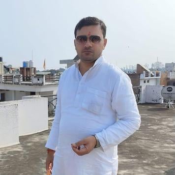 शहर के बीसलपुर मार्ग स्थित कार बाजार में ग्राहकों को जानकारी देता कर्मचारी। संवाद शहर के बीसलपुर मार्ग स्थित कार बाजार में ग्राहकों को जानकारी देता कर्मचारी। संवाद