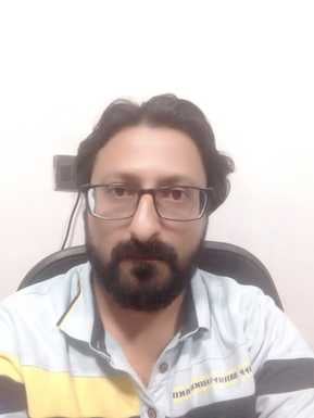 शहर के बीसलपुर मार्ग स्थित कार बाजार में ग्राहकों को जानकारी देता कर्मचारी। संवाद शहर के बीसलपुर मार्ग स्थित कार बाजार में ग्राहकों को जानकारी देता कर्मचारी। संवाद