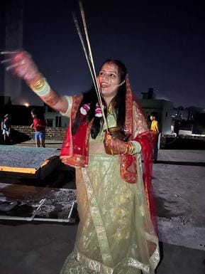 शहर की इंद्रपुरी कॉलोनी में पूजन से पहले नृत्य कर खुशी मनाती महिलाएं। संवाद शहर की इंद्रपुरी कॉलोनी में पूजन से पहले नृत्य कर खुशी मनाती महिलाएं। संवाद