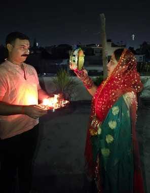 शहर के मोहल्ला काला मंदिर में पूजन करती सुहागिन महिलाएं। संवाद शहर के मोहल्ला काला मंदिर में पूजन करती सुहागिन महिलाएं। संवाद