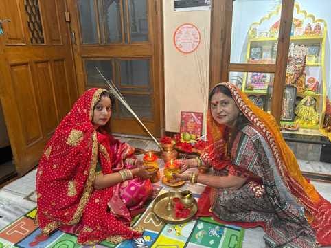शहर के मोहल्ला काला मंदिर में पूजन करती सुहागिन महिलाएं। संवाद शहर के मोहल्ला काला मंदिर में पूजन करती सुहागिन महिलाएं। संवाद