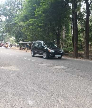 शहर से सटे अलीगंज जाने वाला खस्ताहाल मार्ग। संवाद