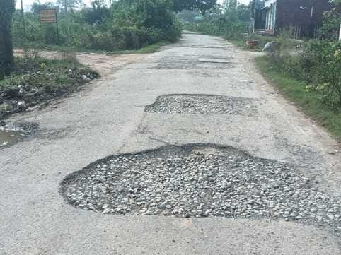 शहर से सटे अलीगंज जाने वाला खस्ताहाल मार्ग। संवाद
