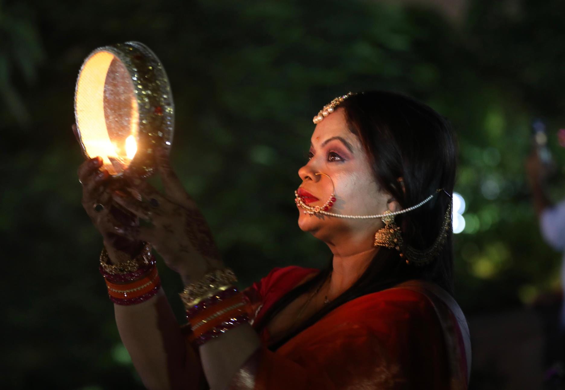 ति की लंबी उम्र व स्वस्थ जीवन के लिए सुहागिनों ने शुक्रवार को करवा चौथ का निर्जला व्रत रखा। ति की लंबी उम्र व स्वस्थ जीवन के लिए सुहागिनों ने शुक्रवार को करवा चौथ का निर्जला व्रत रखा।