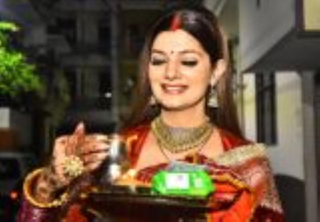 ति की लंबी उम्र व स्वस्थ जीवन के लिए सुहागिनों ने शुक्रवार को करवा चौथ का निर्जला व्रत रखा। ति की लंबी उम्र व स्वस्थ जीवन के लिए सुहागिनों ने शुक्रवार को करवा चौथ का निर्जला व्रत रखा।