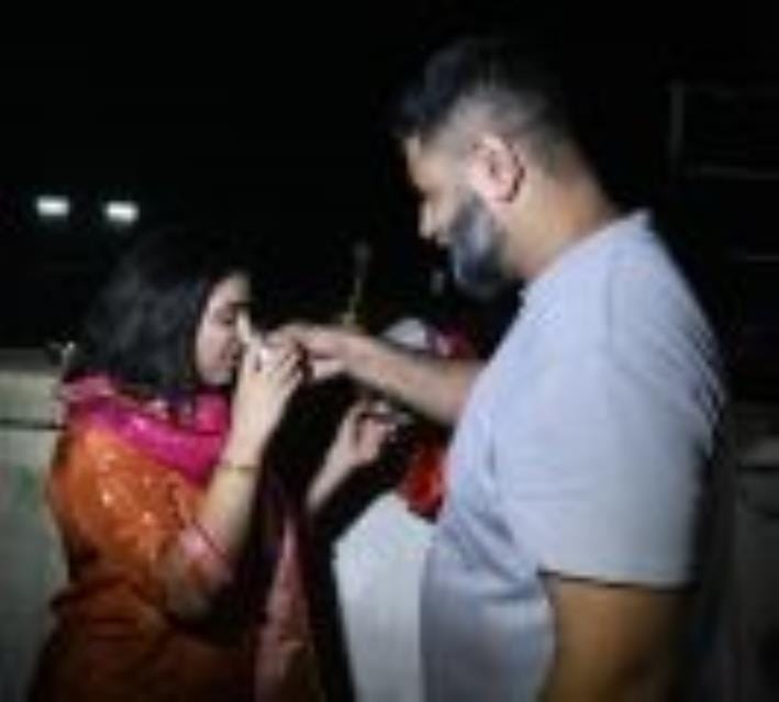 ति की लंबी उम्र व स्वस्थ जीवन के लिए सुहागिनों ने शुक्रवार को करवा चौथ का निर्जला व्रत रखा। ति की लंबी उम्र व स्वस्थ जीवन के लिए सुहागिनों ने शुक्रवार को करवा चौथ का निर्जला व्रत रखा।