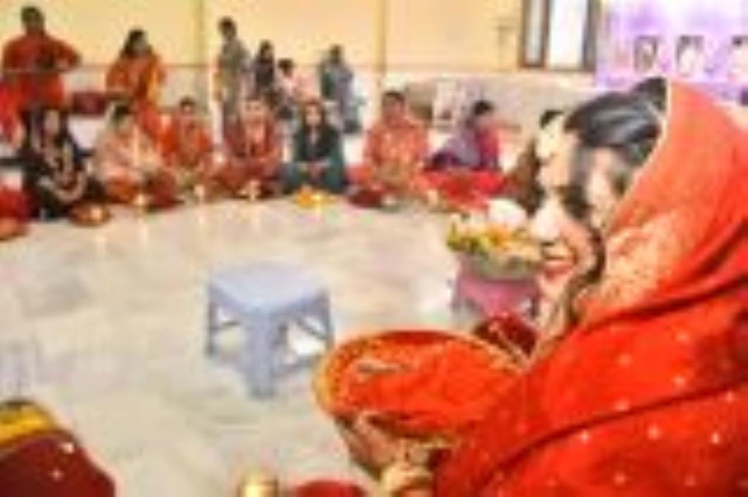 ति की लंबी उम्र व स्वस्थ जीवन के लिए सुहागिनों ने शुक्रवार को करवा चौथ का निर्जला व्रत रखा। ति की लंबी उम्र व स्वस्थ जीवन के लिए सुहागिनों ने शुक्रवार को करवा चौथ का निर्जला व्रत रखा।