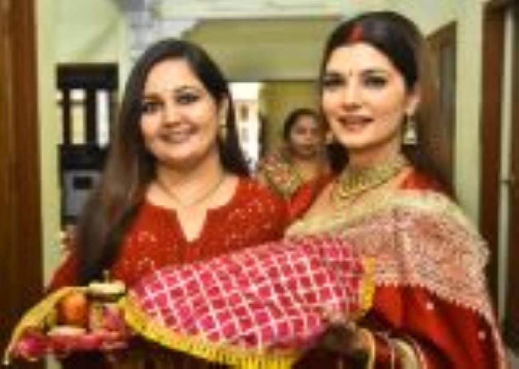 ति की लंबी उम्र व स्वस्थ जीवन के लिए सुहागिनों ने शुक्रवार को करवा चौथ का निर्जला व्रत रखा। ति की लंबी उम्र व स्वस्थ जीवन के लिए सुहागिनों ने शुक्रवार को करवा चौथ का निर्जला व्रत रखा।