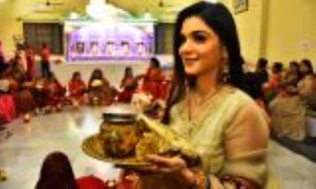 ति की लंबी उम्र व स्वस्थ जीवन के लिए सुहागिनों ने शुक्रवार को करवा चौथ का निर्जला व्रत रखा। ति की लंबी उम्र व स्वस्थ जीवन के लिए सुहागिनों ने शुक्रवार को करवा चौथ का निर्जला व्रत रखा।