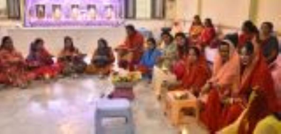 ति की लंबी उम्र व स्वस्थ जीवन के लिए सुहागिनों ने शुक्रवार को करवा चौथ का निर्जला व्रत रखा। ति की लंबी उम्र व स्वस्थ जीवन के लिए सुहागिनों ने शुक्रवार को करवा चौथ का निर्जला व्रत रखा।