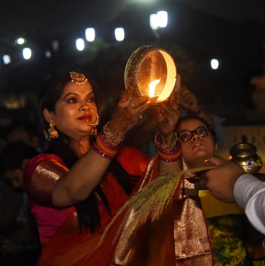 ति की लंबी उम्र व स्वस्थ जीवन के लिए सुहागिनों ने शुक्रवार को करवा चौथ का निर्जला व्रत रखा। ति की लंबी उम्र व स्वस्थ जीवन के लिए सुहागिनों ने शुक्रवार को करवा चौथ का निर्जला व्रत रखा।