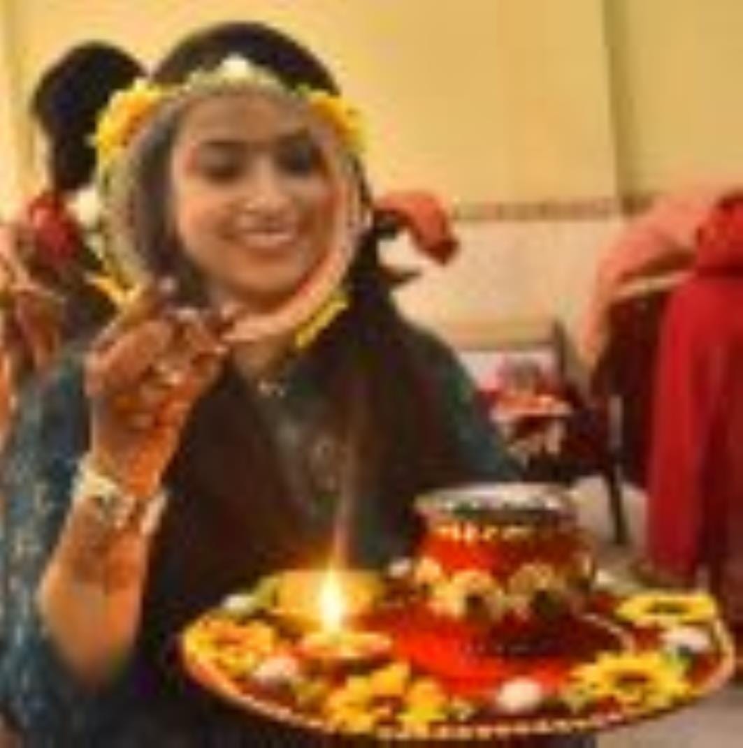 ति की लंबी उम्र व स्वस्थ जीवन के लिए सुहागिनों ने शुक्रवार को करवा चौथ का निर्जला व्रत रखा। ति की लंबी उम्र व स्वस्थ जीवन के लिए सुहागिनों ने शुक्रवार को करवा चौथ का निर्जला व्रत रखा।
