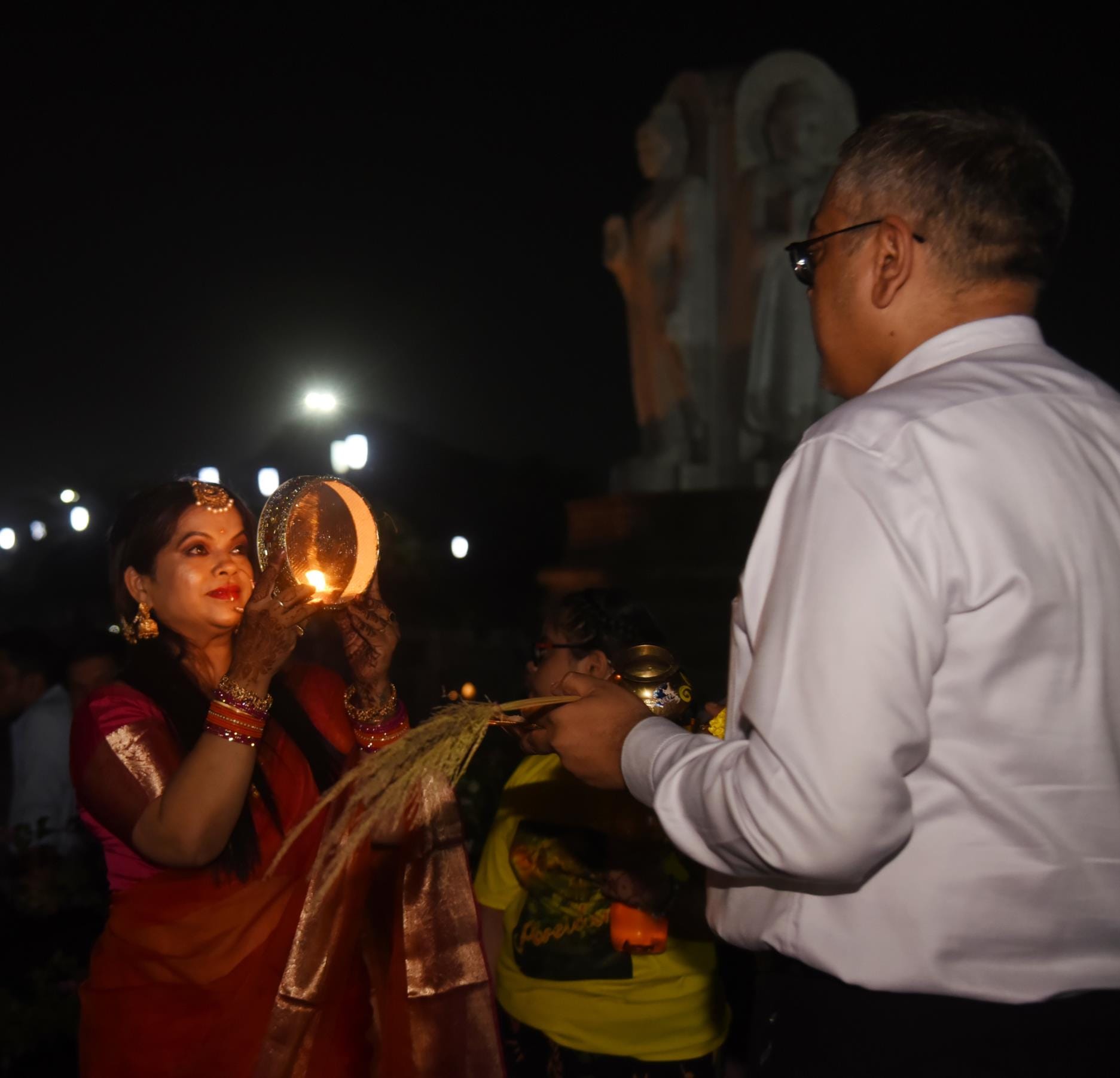 ति की लंबी उम्र व स्वस्थ जीवन के लिए सुहागिनों ने शुक्रवार को करवा चौथ का निर्जला व्रत रखा। ति की लंबी उम्र व स्वस्थ जीवन के लिए सुहागिनों ने शुक्रवार को करवा चौथ का निर्जला व्रत रखा।