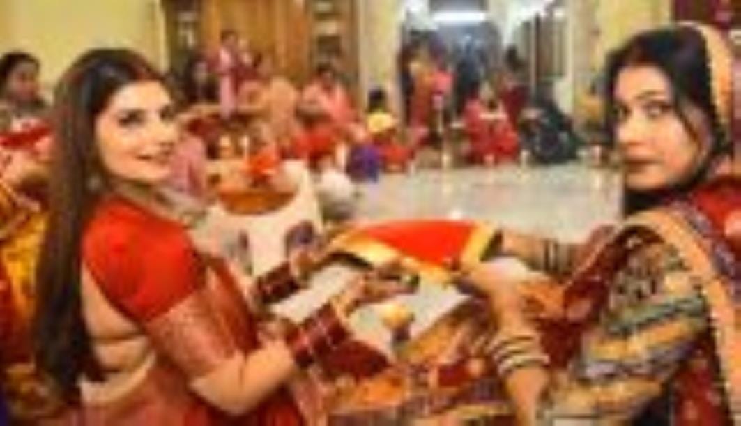ति की लंबी उम्र व स्वस्थ जीवन के लिए सुहागिनों ने शुक्रवार को करवा चौथ का निर्जला व्रत रखा। ति की लंबी उम्र व स्वस्थ जीवन के लिए सुहागिनों ने शुक्रवार को करवा चौथ का निर्जला व्रत रखा।