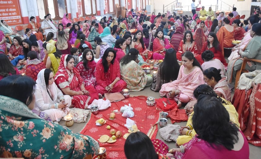 देवबंद में करवाचौथ व्रत की कथा सुनती सुहागिन महिलाएं। स्रोत-स्वयं देवबंद में करवाचौथ व्रत की कथा सुनती सुहागिन महिलाएं। स्रोत-स्वयं