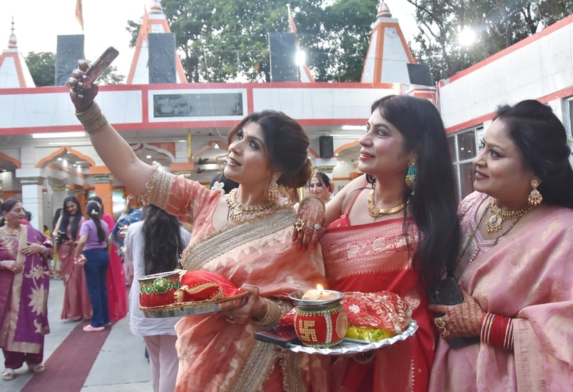 देवबंद में करवाचौथ व्रत की कथा सुनती सुहागिन महिलाएं। स्रोत-स्वयं देवबंद में करवाचौथ व्रत की कथा सुनती सुहागिन महिलाएं। स्रोत-स्वयं