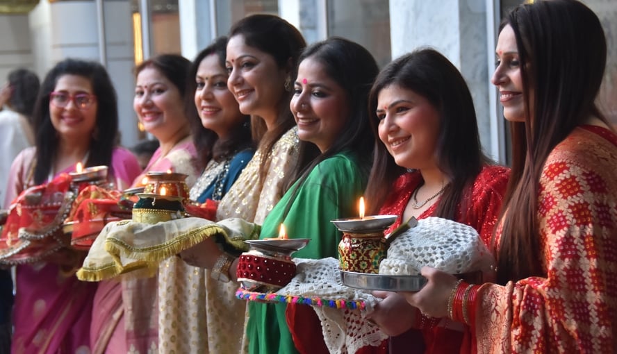 देवबंद में करवाचौथ व्रत की कथा सुनती सुहागिन महिलाएं। स्रोत-स्वयं देवबंद में करवाचौथ व्रत की कथा सुनती सुहागिन महिलाएं। स्रोत-स्वयं