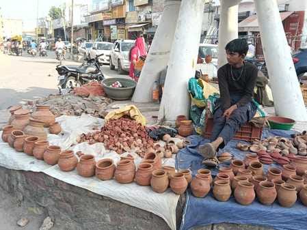 11kht_1_करनाल रोड पर दीवाली के लिए दुकान में रखीं रंग बिरंगी लाइटें।