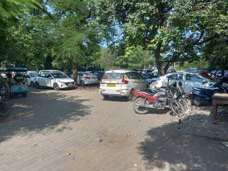अंबाला छावनी रेलवे स्टेशन की  पार्किंग में रेलवे द्वारा लगाया गया बोर्ड। संवाद