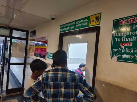 अंबाला कैंट के नागरिक अस्पताल की इमरजेंसी के बाहर एक्स-रे न होने पर रोष जता रहे तीमारदार को समझ