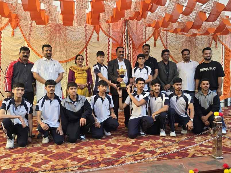 अंडर 19 जिला स्तरीय एथलीट प्रतियोगिता में लंबी कूद लगता खिलाड़ी। संवाद अंडर 19 जिला स्तरीय एथलीट प्रतियोगिता में लंबी कूद लगता खिलाड़ी। संवाद