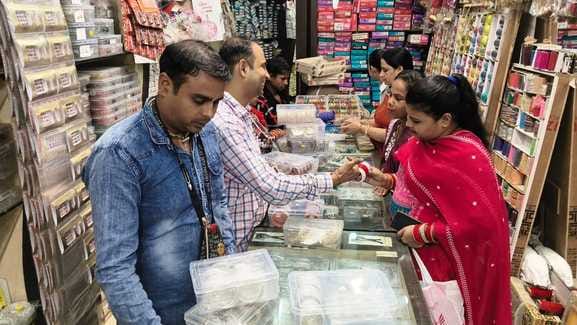अहोई पर्व के लिए खरीदारी करतीं महिलाएं। संवाद अहोई पर्व के लिए खरीदारी करतीं महिलाएं। संवाद