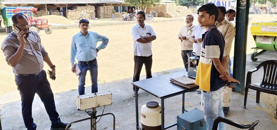 बंडा के उपमंडी में क्रय केंद्र पर छाया सन्नाटा। संवाद बंडा के उपमंडी में क्रय केंद्र पर छाया सन्नाटा। संवाद