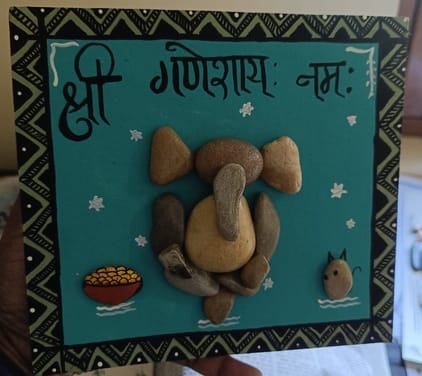 बिजनौर की डॉ. अंकिता राजपूत द्वारा पेबल्स आर्ट से तैयार पत्थरों की मूर्ति। संवाद