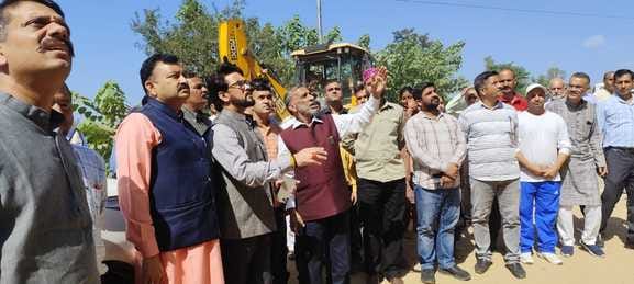 बरठीं के फगोग में भल्लू बस हादसे के पीड़ितों से मिलने पहुंचे सांसद अनुराग सिंह ठाकुर। संवाद बरठीं के फगोग में भल्लू बस हादसे के पीड़ितों से मिलने पहुंचे सांसद अनुराग सिंह ठाकुर। संवाद
