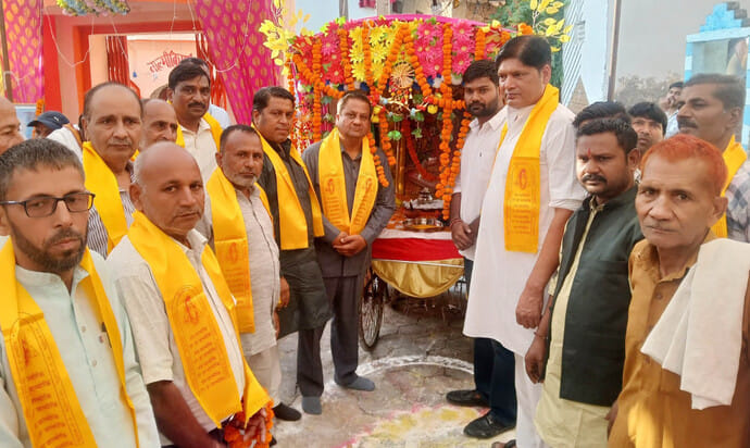 चरथावल में वाल्मीकि शोभायात्रा में शामिल झांकी: संवाद चरथावल में वाल्मीकि शोभायात्रा में शामिल झांकी: संवाद