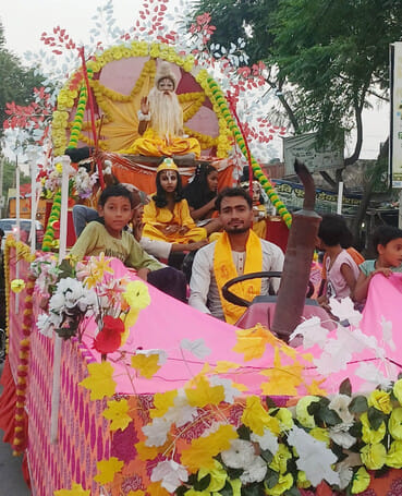 चरथावल में वाल्मीकि शोभायात्रा में शामिल झांकी: संवाद चरथावल में वाल्मीकि शोभायात्रा में शामिल झांकी: संवाद