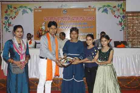 छात्र शक्ति भवन सूरजकुंड में सेवा भारती द्वारा वाल्मीकि समाज के मेधावी छात्र-छात्राओं को सम्मान