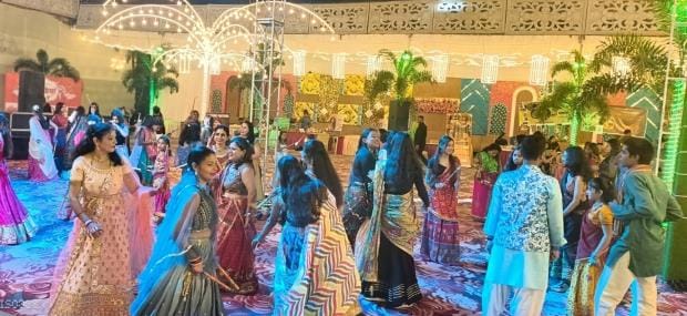 डांडिया में दिखा श्रद्धा और मनोरंजन का संगम डांडिया में दिखा श्रद्धा और मनोरंजन का संगम