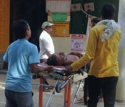 फोटो 11 एमएएचपी 10 परिचय-घटना की जानकारी देता सीएचसी में भर्ती घायल दीपचंद्र। संवाद फोटो 11 एमएएचपी 10 परिचय-घटना की जानकारी देता सीएचसी में भर्ती घायल दीपचंद्र। संवाद